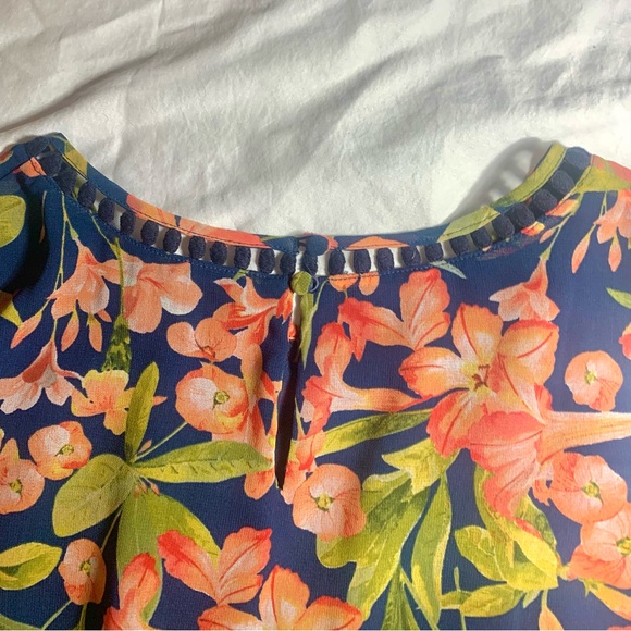 Bright floral top with exquisite details, by Karl Lagerfield. Size medium. - Picture 7 of 7